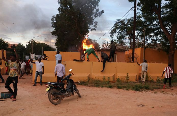 Brand bij de Franse ambassade in Burkina Faso.