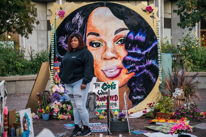Tamika Palmer, de moeder van Breonna Taylor, bij een muurschildering van haar dochter.