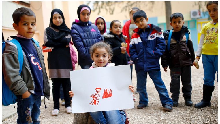 De Syrische Tesnim Faydo (8) tekende haar moeder die huilt om haar gewonde dochter. Beeld REUTERS
