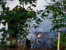 Heidebrand bij Geffense Bosjes in Oss, brandweer haalt bluswater uit de plas