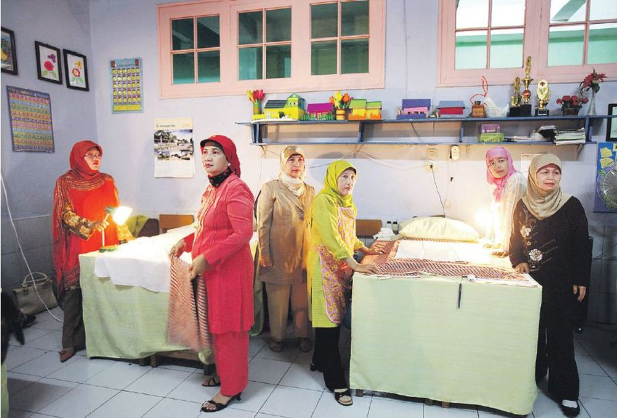 De snij- en knipattributen liggen klaar in Bandung (Indonesië). Nu is het wachten op maar liefst 248 moslimmeisjes die collectief zullen worden besneden. Vroedvrouwen gaan de ingrepen aan de geslachtsdelen uitvoeren, ter gelegenheid van de verjaardag van de profeet Mohammed. Volgens de vrouwen verhoort Allah geen gebeden van onbesneden meisjes. Beeld VI/HH