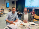 Ondertekening van de bouwovereenkomst door wethouder Wouter Bollen (r) en Paul Verhoeven van Vastgoedregisseur.