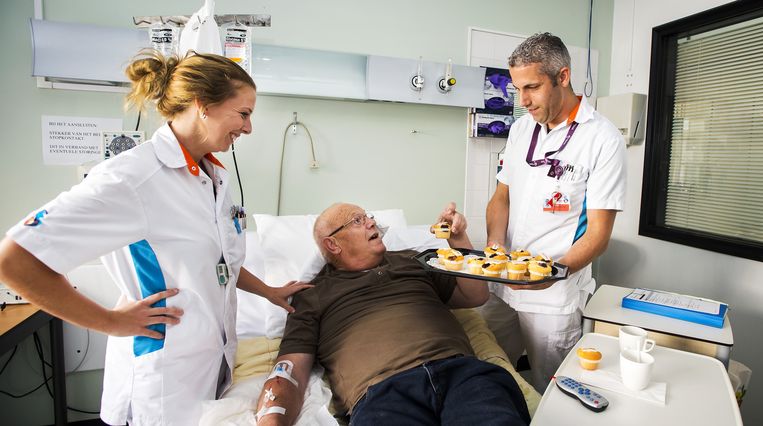 Verplegers delen gebakjes uit aan patiënten. Het Albert Schweitzer ziekenhuis in Dordrecht is voor het tweede jaar op rij verkozen tot beste ziekenhuis van Nederland volgens de AD Ziekenhuis Top 100. Beeld anp