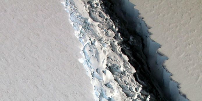 "Larsen C est sur le point de perdre une surface de plus 5.000 km² après une nouvelle progression de la fracture", avertissent les chercheurs du Projet Midas dans un communiqué.