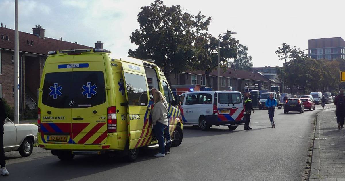 Fietser gewond bij ongeluk in Enschede, bestuurder auto rijdt door.