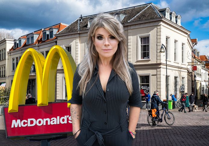 Renske Kruitbosch met op de achtergrond het pand in Deventer waar een nieuwe McDonald's in komt.
