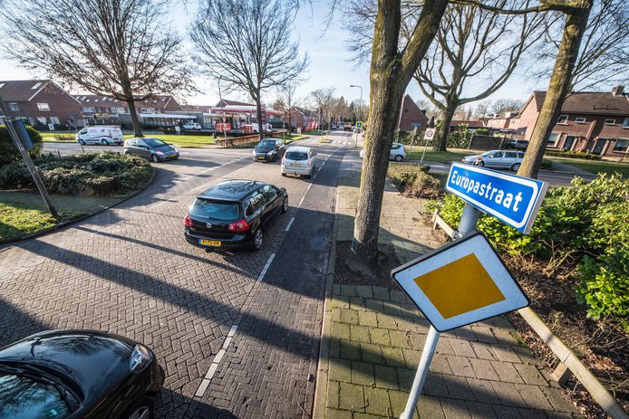 TT-2020-000281-Borne Europastraat gaat op de schop foto ter hoogte kruising Wensinkstraat met links AVIA tankstation editie:Hengelo Foto Reinier van Willigen RVW20200116