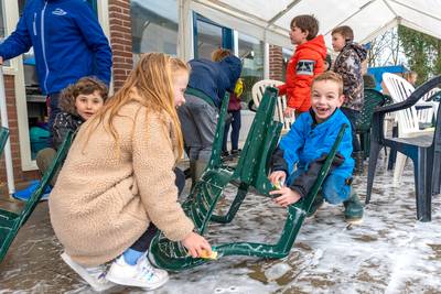 Noah (8) maakt de terrasstoelen bij Blankershove schoon: ‘Zo krijgen arme mensen geld’