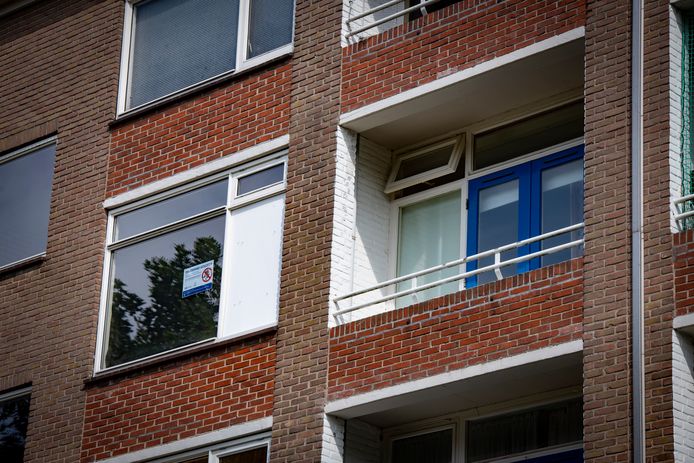 De huurwoning die door burgemeester Annemieke Vermeulen werd gesloten, met op een van de ramen een poster met de tekst ‘drugspand gesloten’.