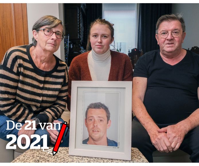De ouders van de vermoorde Pascal Bauwens uit Kortrijk, samen met zijn oudste dochter Cheyenne (midden).