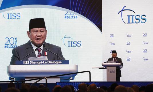 Indonesische minister Prabowo Subianto speecht tijdens de Shangri-La Dialogue-defensiebijeenkomst in Singapore.