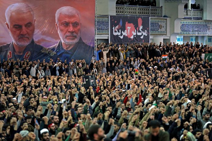 La foule au sermon de l'ayatollah Khamenei, devant des posters de Soleimani, éliminé par les États-Unis