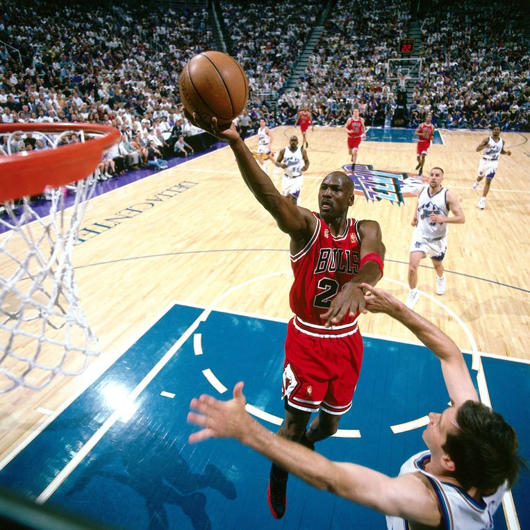 Michael Jordan in actie met de Chicago Bulls tegen The Utah Jazz in 1997.  Beeld Getty Images