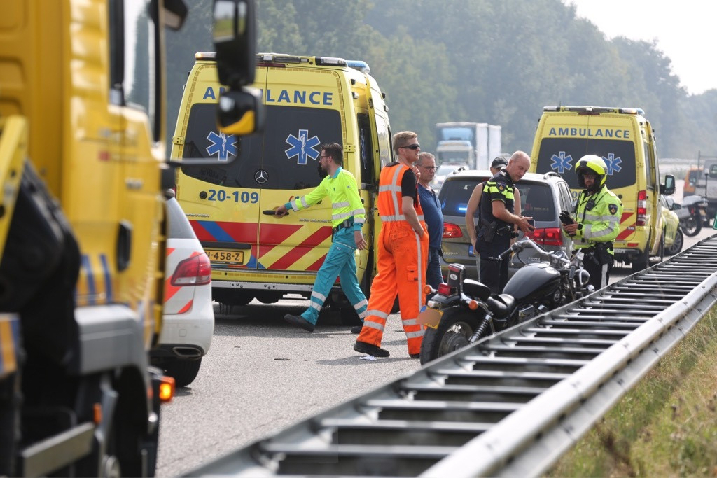 Motorrijder zwaargewond bij botsing tegen bedrijfsbusje op A17 bij Oud Gastel Foto bndestem.nl