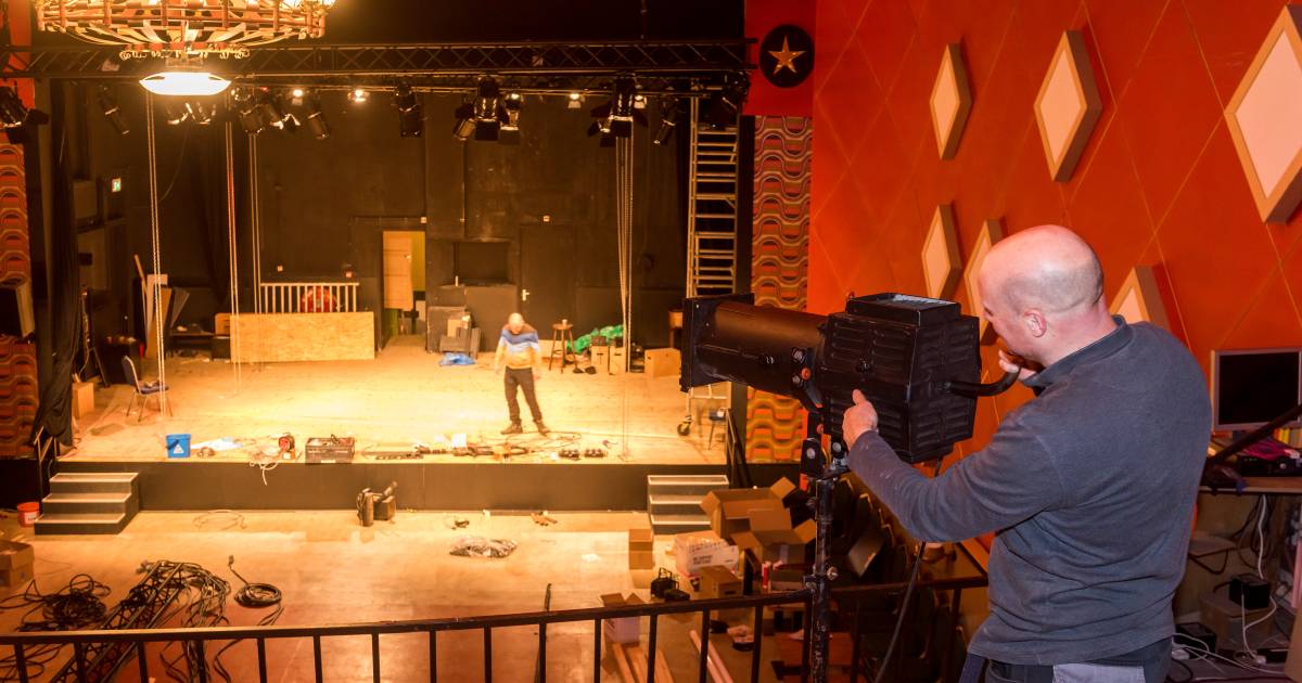 Cantine Theater Budel-Dorplein met retro verlichting in startblokken voor nieuw seizoen