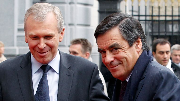 De Belgische premier Leterme (L) ontving gisteren zijn Franse collega Fillon in Brussel om de redding van Dexia af te ronden. Beeld REUTERS