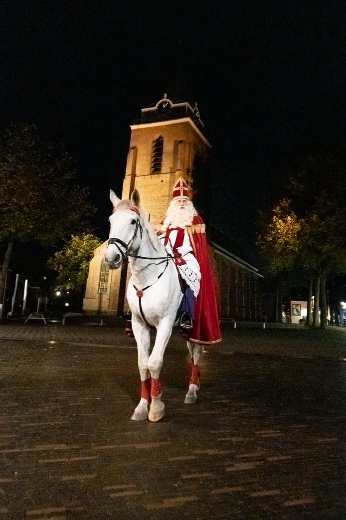 Sinterklaas tijdens de opnames van de korte Sinterklaasfilm 2020 'Sinterklaas heeft een dagje vrij' in Woerden.