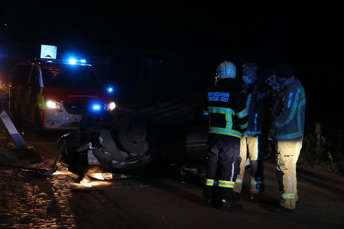 De wagen kwam op zijn dak terecht.