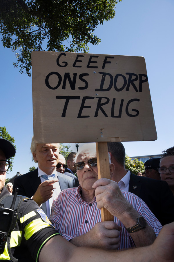 Maarheeze en Budel verwelkomen Wilders Honderd echte tobbers is oke maar niet al die hordes jonge mannen op dure gympen in het azc Foto bd
