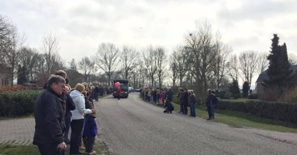 Erehaag in Lutten voor doodgereden baby Milan | Binnenland - AD