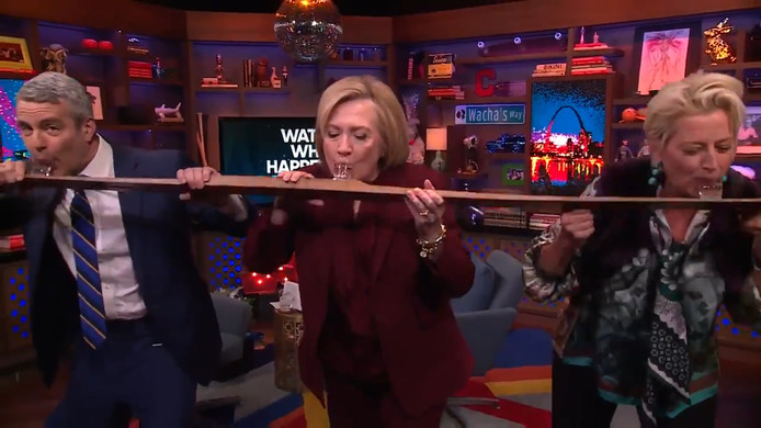 Hillary Clinton joue le jeu pour l'émission "Watch What Happens Live" d'Andy Cohen.