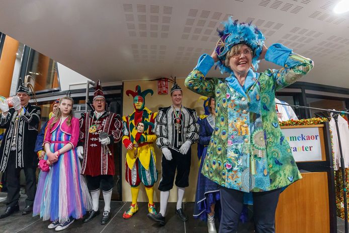 Burgemeester Jobke Vonk overhandigde aan de 5 prinsen van Halderberge de sleutel, en trok daarna haar carnavalsjasje aan. Het carnaval is begonnen. Foto: Marcel Otterspeer / Pix4Profs -