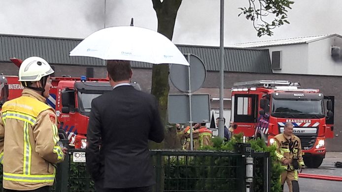 Burgemeester Van Veen bij de brand in de champignonkwekerij in Gemert.