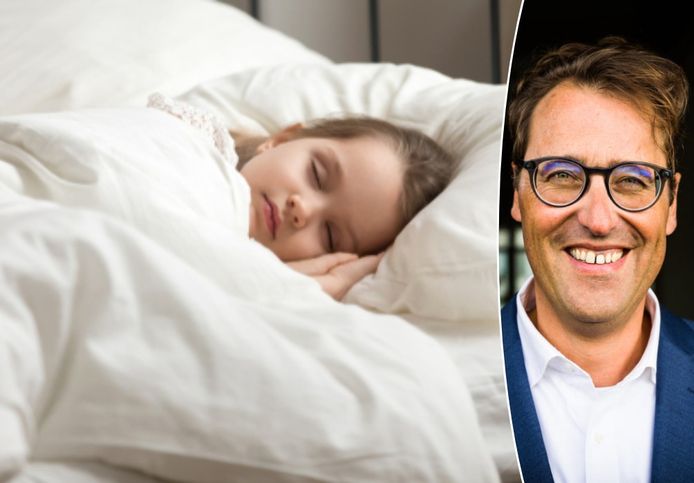 Slaapexpert Floris Wouterson legt uit hoe je beter slaapt als het warm is.