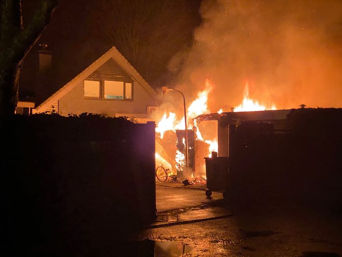 Brand op camping Austerpark aan de Huinerenkweg in Putten, waarbij een schuur getroffen werd.
