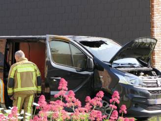Bestelwagen vat vuur op oprit van woning