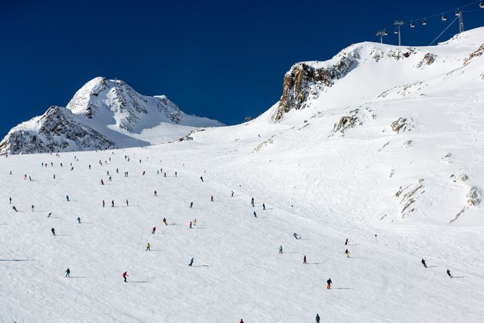 Skiërs op de Tiefenbach-gletsjer in het Oostenrijkse skigebied Sölden.