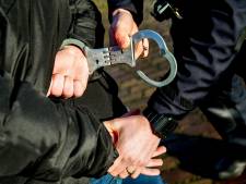 Drie Enschedeërs gearresteerd na vondst van partij drugs en wapens in bedrijfspand