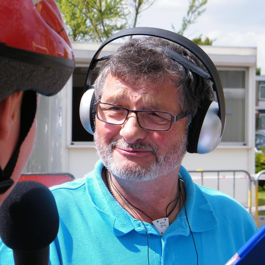 Henk van de Maat tijdens een interview voor Radio 350.