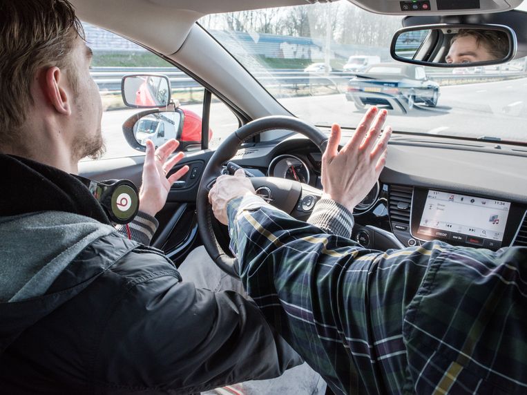 Rijles zonder handen aan het stuur De Volkskrant