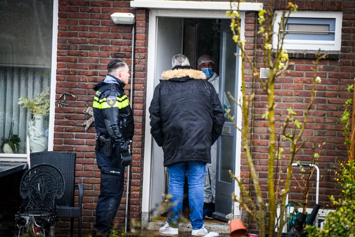 In een woning in de Sint Victorstraat in Waddinxveen zijn vanochtend twee lichamen gevonden. De politie doet onderzoek.