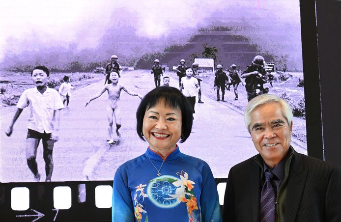 Kim Phuc en Nick Ut voor de iconische foto. Zennaro