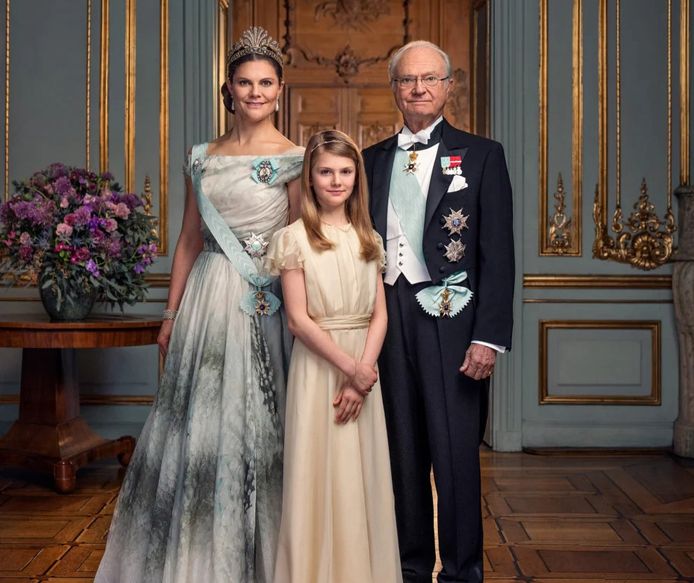 De Zweedse koning Carl Gustaf met zijn opvolgers Victoria (links) en Estelle.