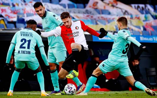Trésor en Pavlidis in actie tegen Feyenoord.