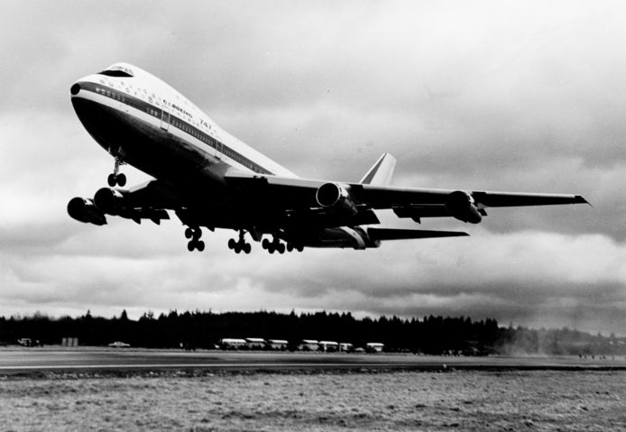 Een Boeing 747 stijgt op in Seattle.