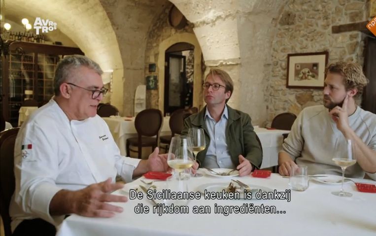 Taco Dibbits (midden) en Joris Bijdendijk (rechts) aan tafel met chef-kok Giovanni Guarneri, ambassadeur van de citroen. Beeld 
