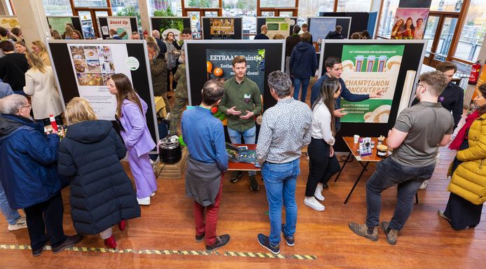 Dennie Wolbers (midden) uit Oldenzaal van Eetbaar Tuintje won één van de vijf FoodmanShip Awards. Hij studeert bij de HAS Green Academy in Venlo.