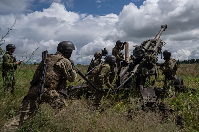 Oekraïense militairen met een M777-houwitser, waarvoor het Westen nauwelijks nog munitie over heeft.