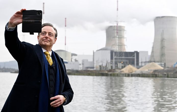 N-VA-voorzitter Bart De Wever protesteert tegen de sluiting van Tihange 2.