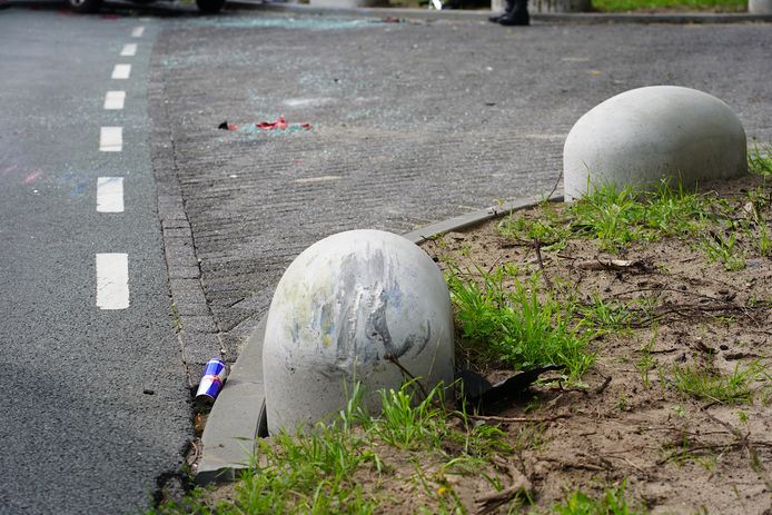 Een 20-jarige vrouw is vrijdagmiddag rond 14.20 uur met haar auto tegen een betonblok gebotst op het Wilhelminakanaal Noord in Oosterhout. Ze botste tegen een 'varkensrug'.