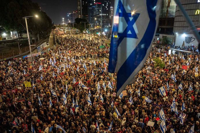 Duizenden Israëliërs demonstreren zaterdagavond tegen de regering van Netanyahu en voor de vrijlating van gijzelaars.