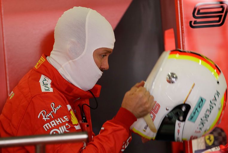 Ferraricoureur Sebastian Vettel in de paddock op Silverstone. Beeld AP