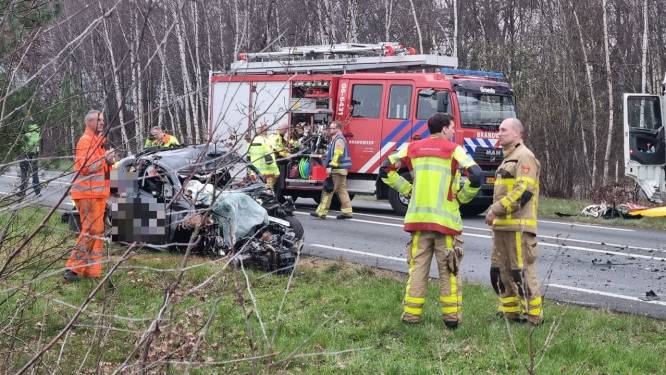 Dode en gewonde bij ernstig ongeval tussen auto en vrachtwagen op N18 bij Lievelde
