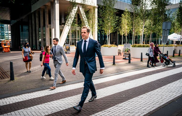 Minister Hugo de Jonge van Volksgezondheid, Welzijn en Sport (CDA) op weg van het ministerie van Buitenlandse Zaken naar het ministerie van VWS. Beeld Freek van den Bergh / de Volkskrant