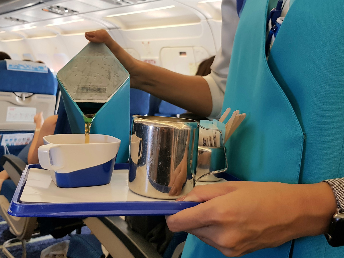 Кофе в самолете. Можно в самолет кофе. Руки и кофе и самолет. Можно в самолет кофе. Кофе в самолете.