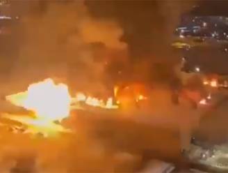 Beelden tonen explosies bij zware brand in winkelcentrum nabij Moskou, hulpdiensten vermoeden dat vuur is aangestoken